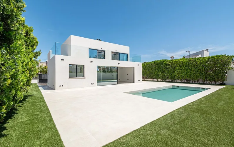 Modern designvilla vid havet