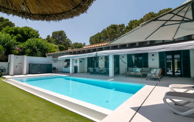 Nowoczesny dom wolnostojący z podgrzewanym basenem w spokojnej okolicy w Font de Sa Cala