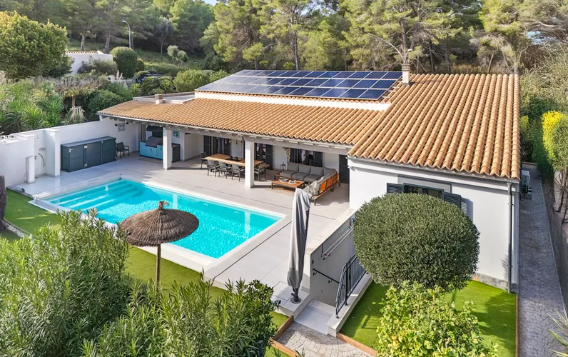 Moderna casa indipendente con piscina riscaldata in posizione tranquilla a Font de Sa Cala