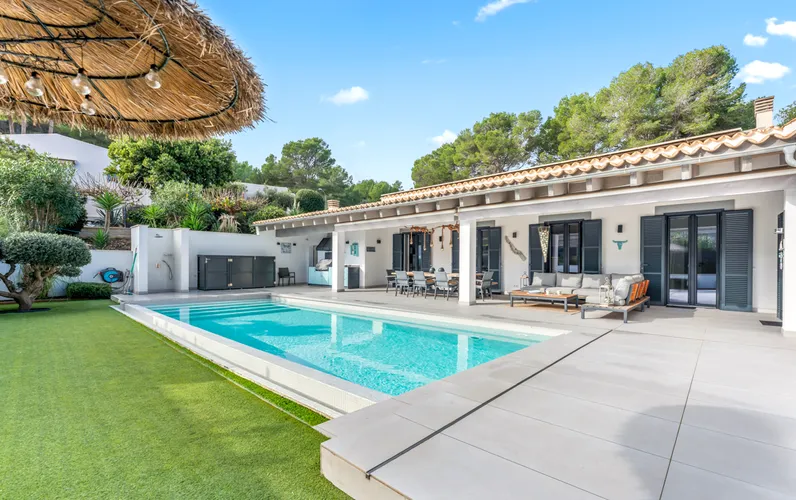 Modern vrijstaand huis met verwarmd zwembad op een rustige locatie in Font de Sa Cala