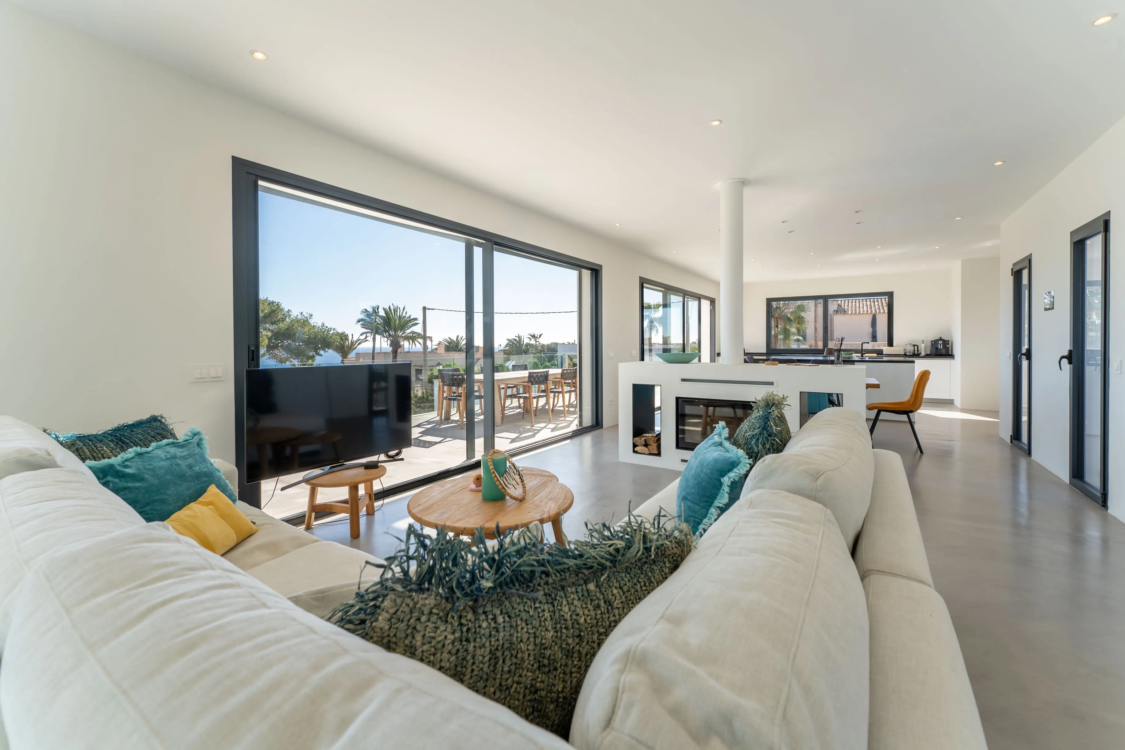 Эксклюзивная вилла с захватывающим видом на море в Кала Лломбардс-11