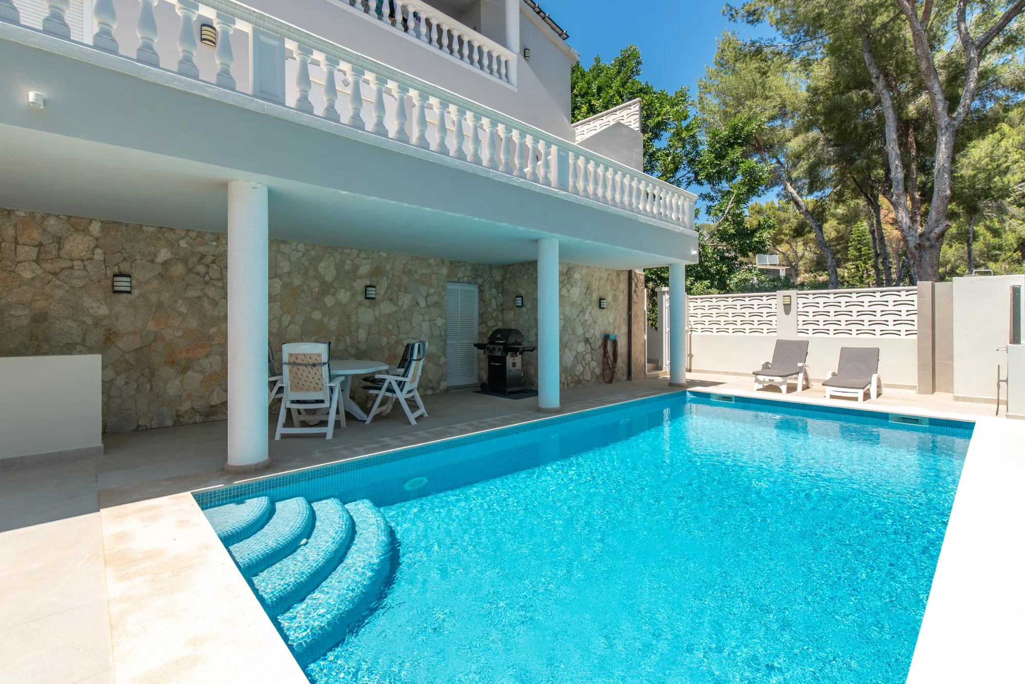 Mediterrane villa met uitzicht op zee-10