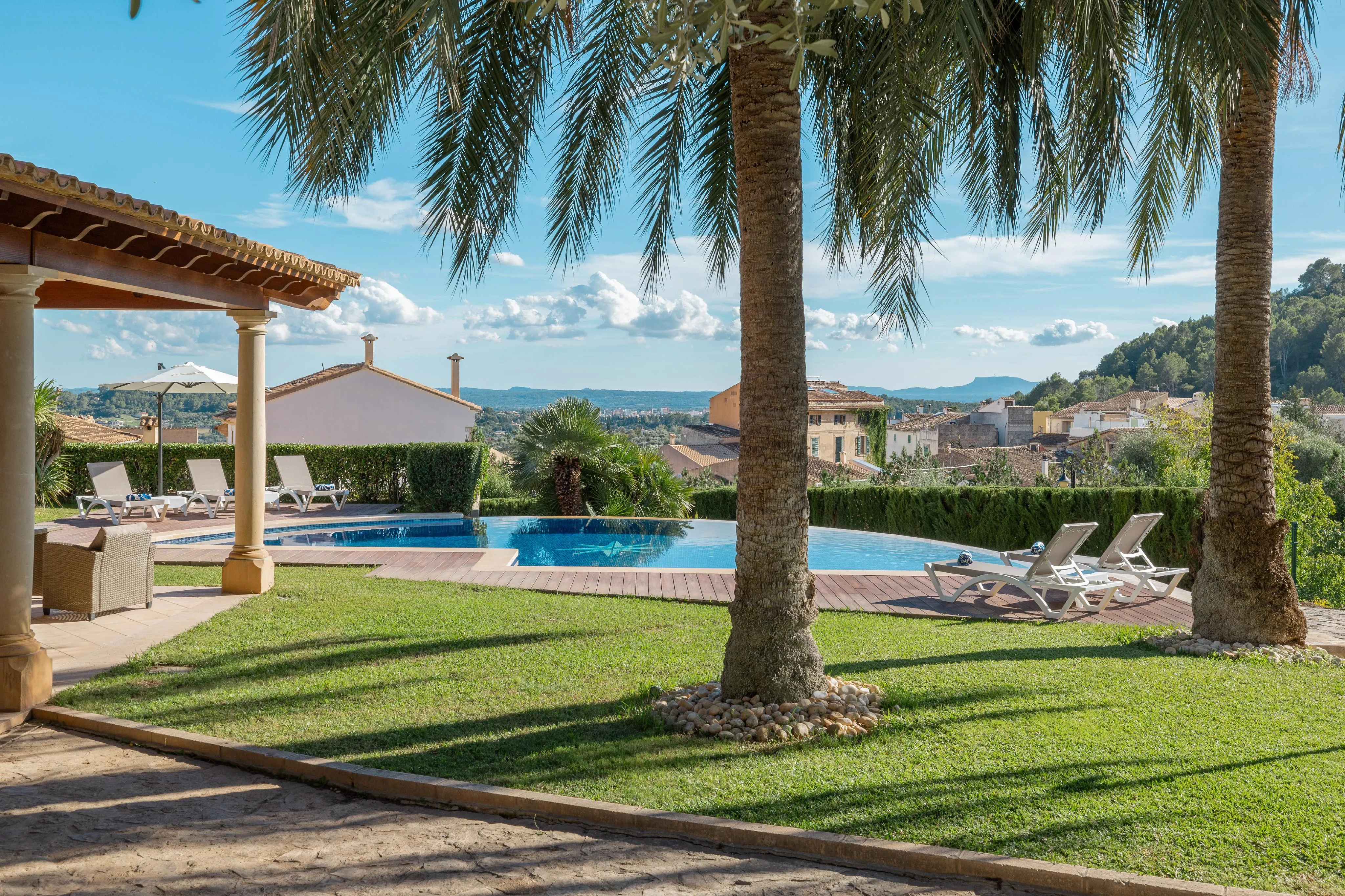 Charmante villa met verreikend uitzicht en vakantieverhuur licentie in Selva-1