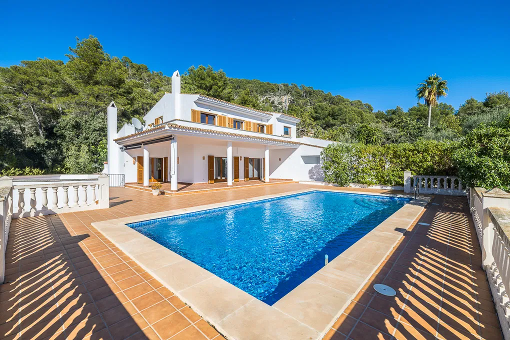 Villa to renovate in a dream location close Bunyola-1