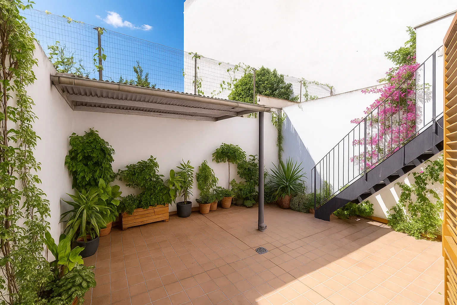 House with terrace close to the beach-1