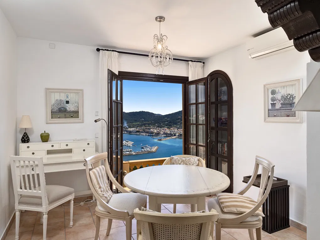 Duplex apartment with beautiful harbour views-6