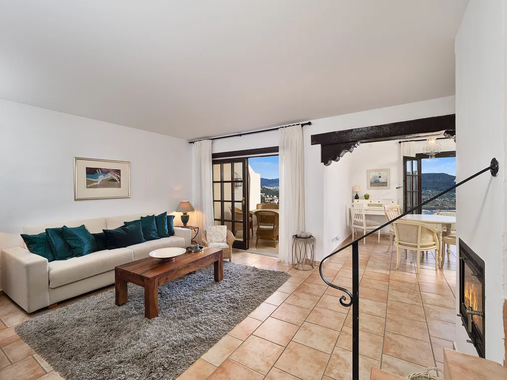 Duplex apartment with beautiful harbour views-3
