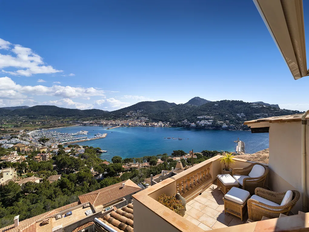 Duplex apartment with beautiful harbour views-10