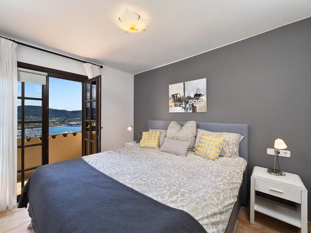 Duplex apartment with beautiful harbour views-7