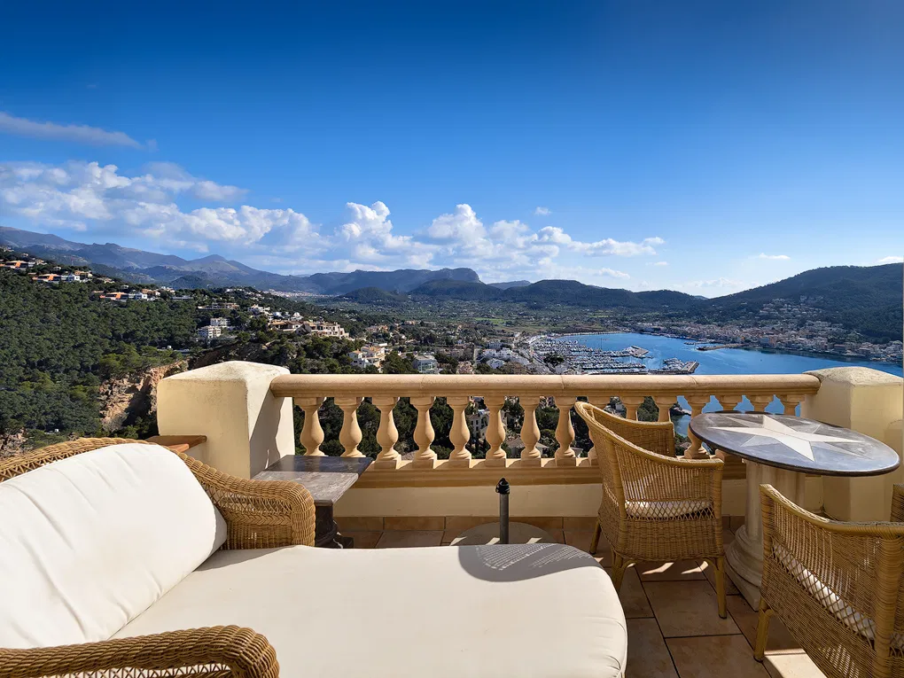Duplex apartment with beautiful harbour views-9