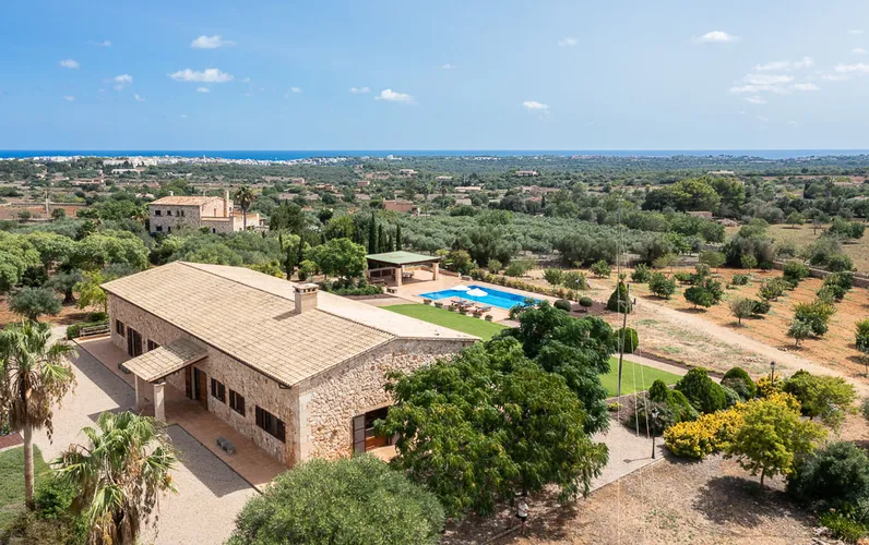 Elegancka finca z naturalnego kamienia z widokiem na morze