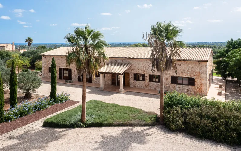 Elegancka finca z naturalnego kamienia z widokiem na morze