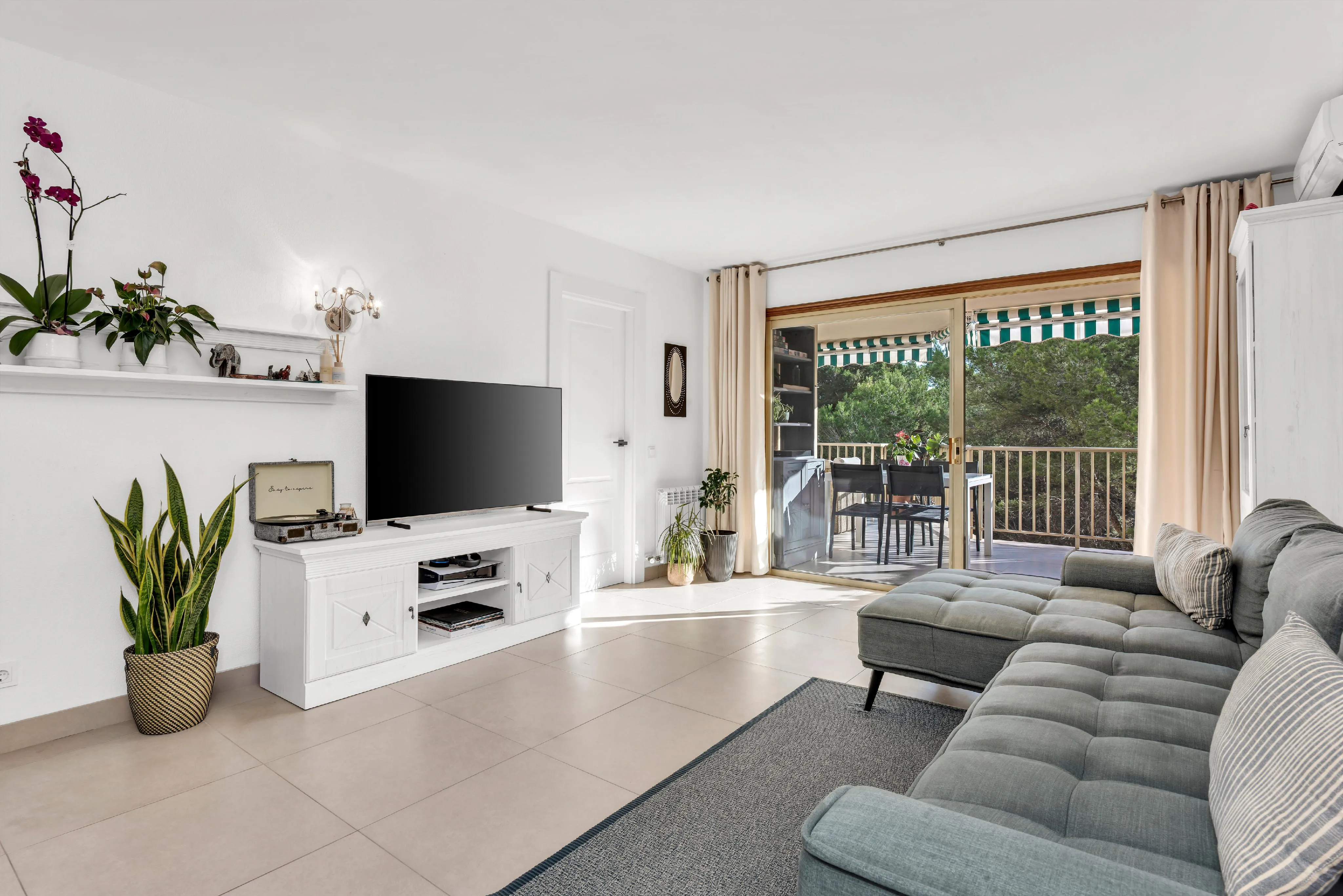 Charming beachfront apartment in Cala Vinyas-4