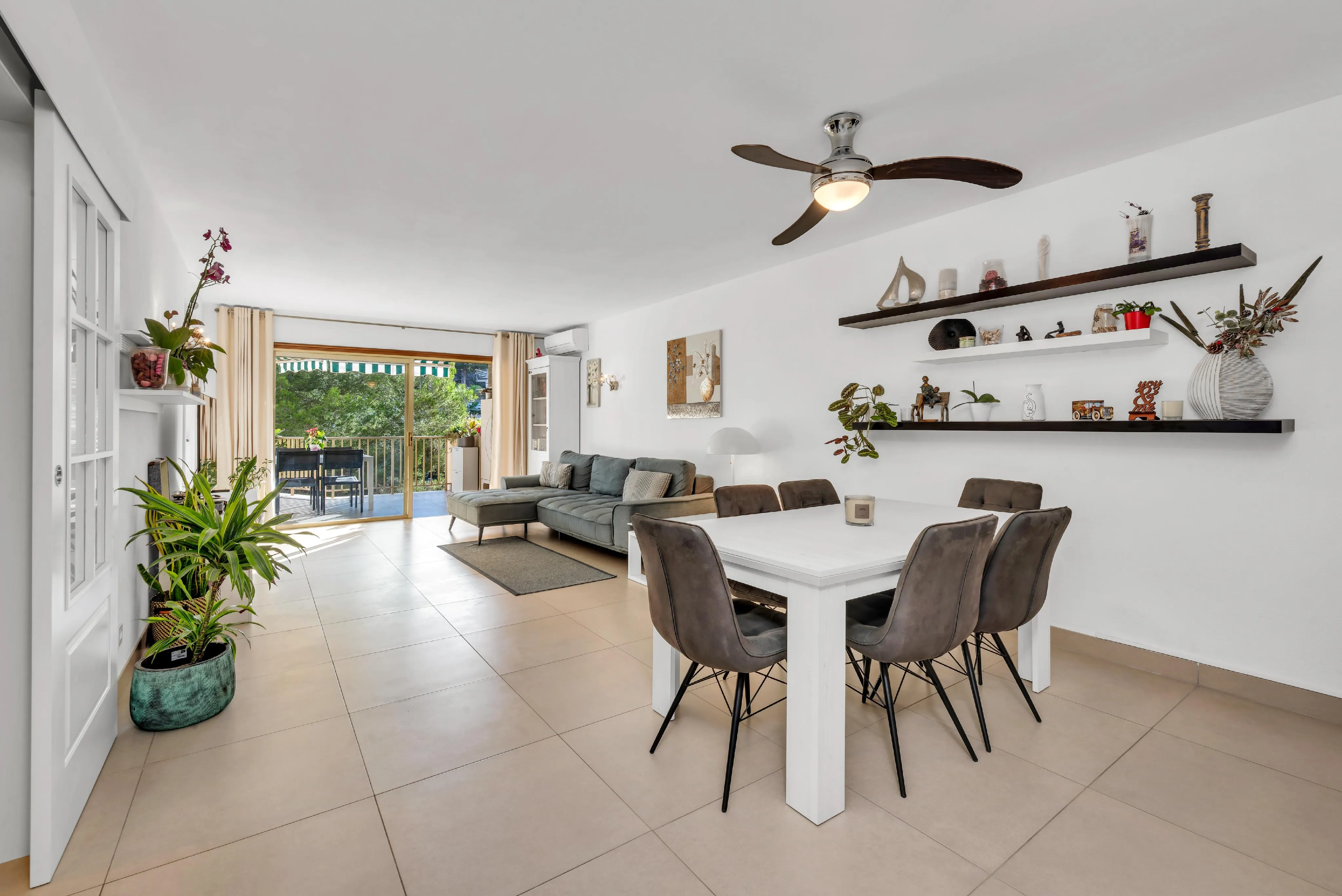 Charming beachfront apartment in Cala Vinyas-5