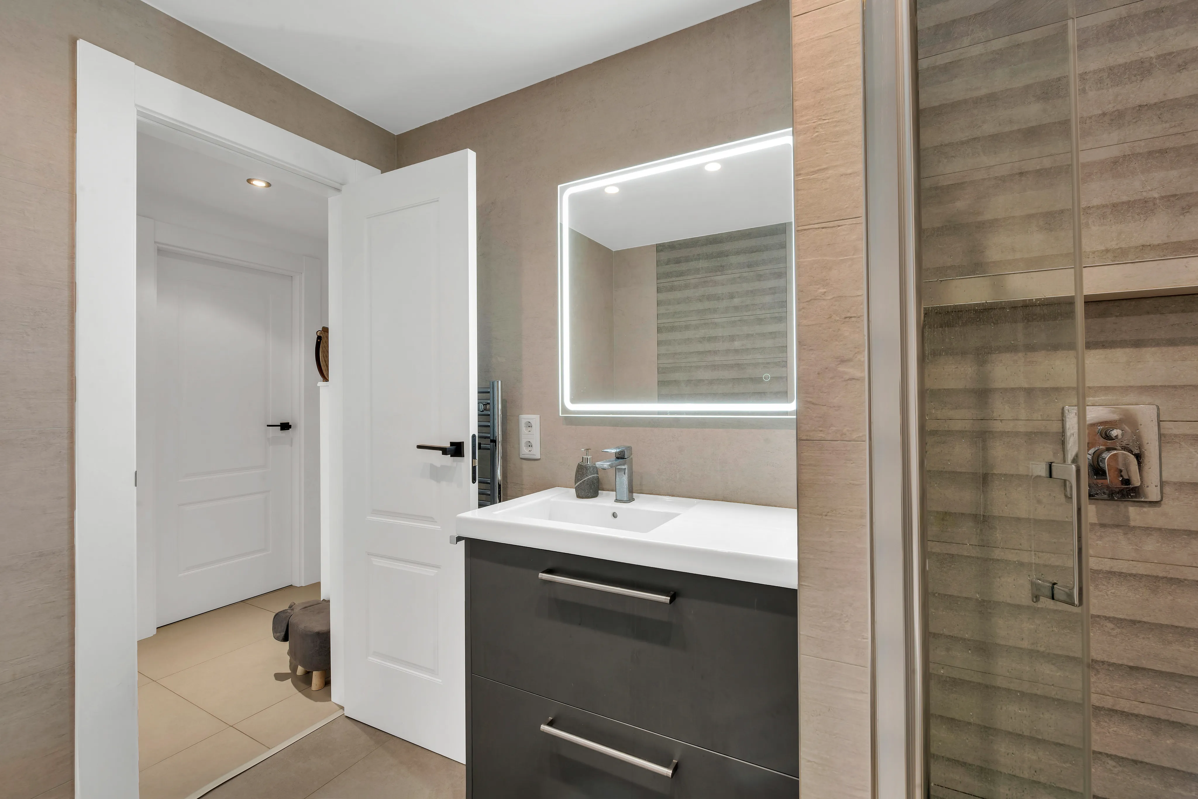 Charming beachfront apartment in Cala Vinyas-11