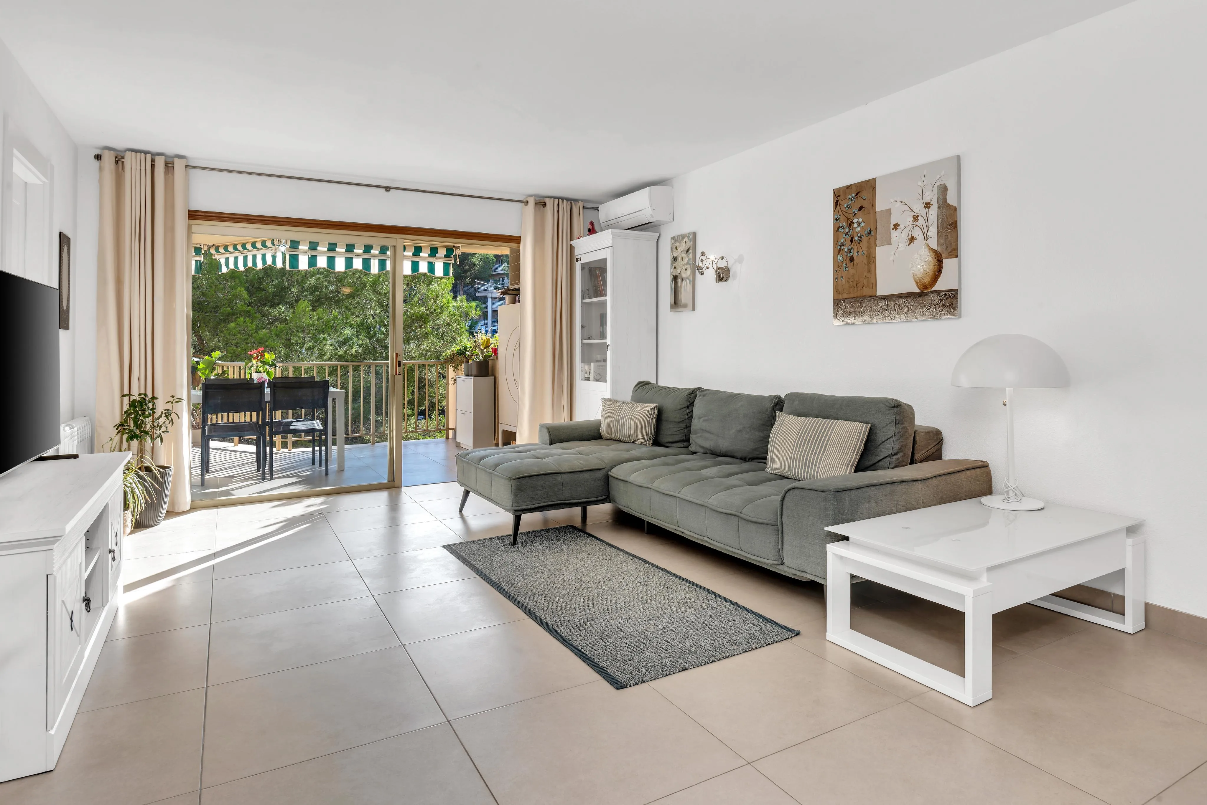 Charming beachfront apartment in Cala Vinyas-3