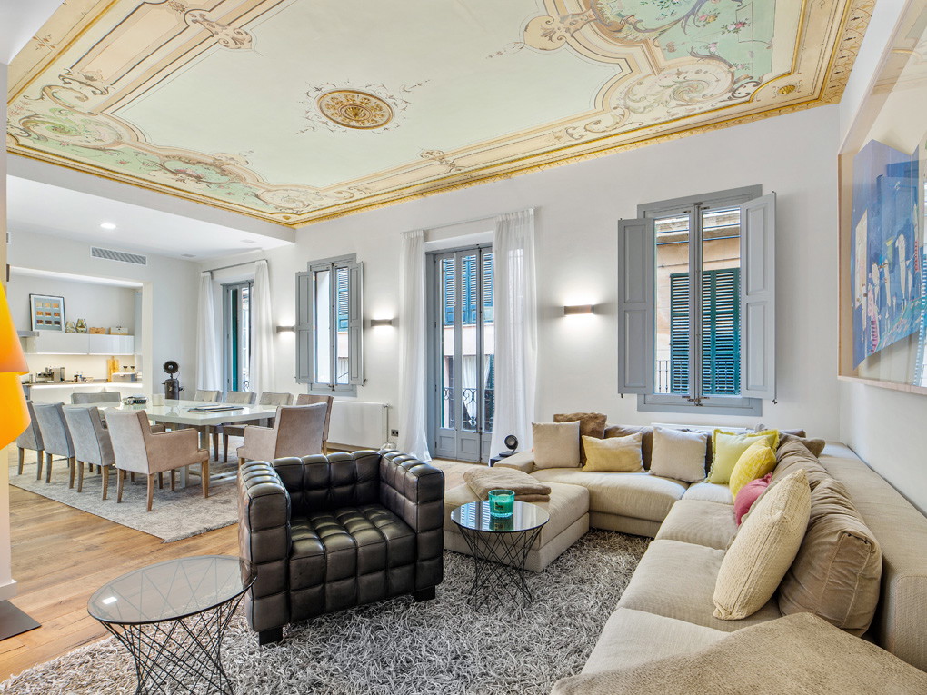First-class Belle Etage with enchanting ceiling painting, lift and parking space