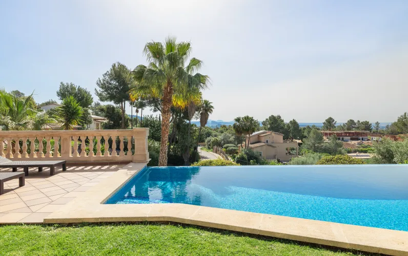 Villa mit Weitblick und Doppelgarage in Sa Coma