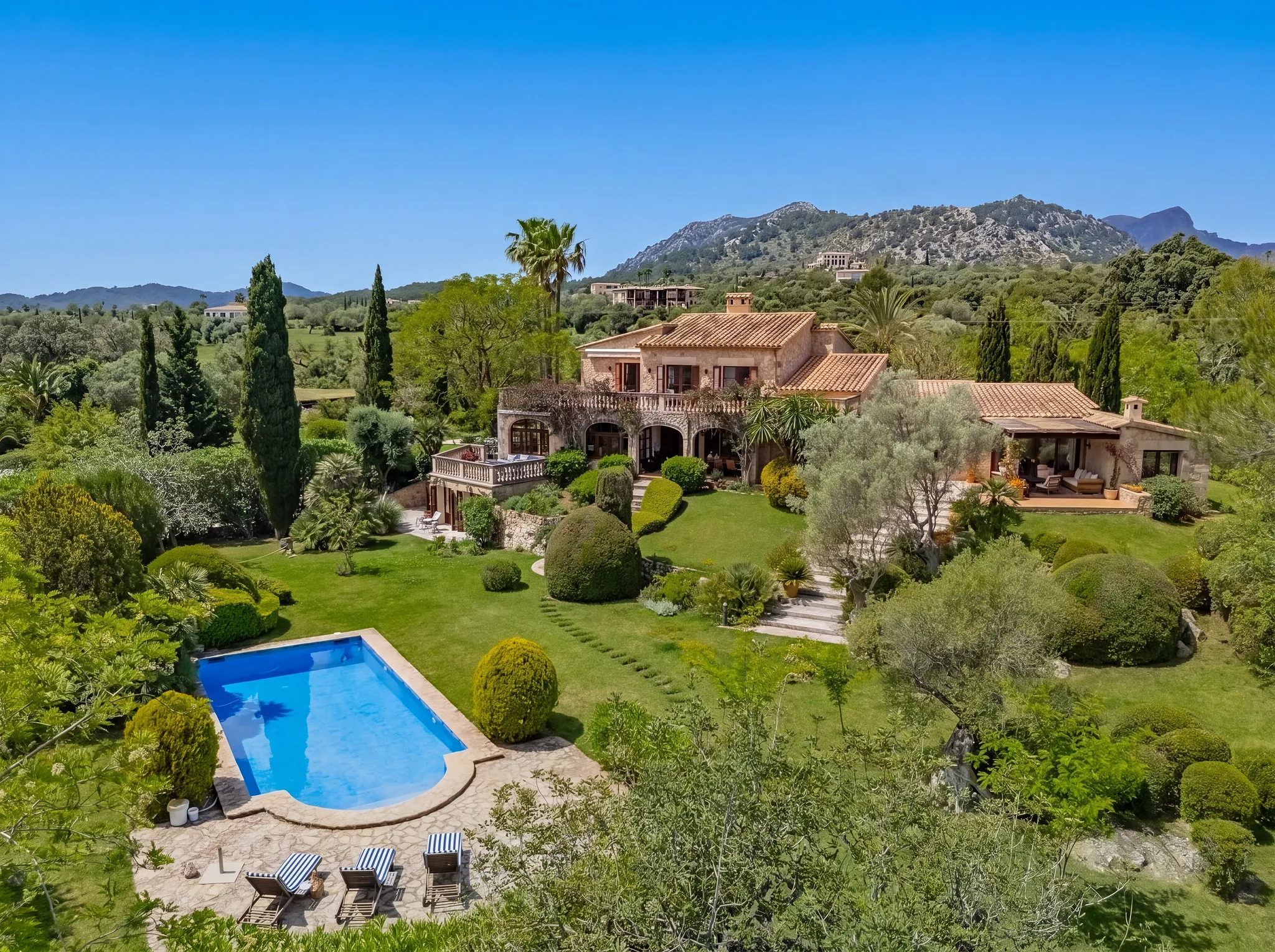 Elegant finca rústica amb casa de convidats privada i jardins paisatgístics a Pollensa-1