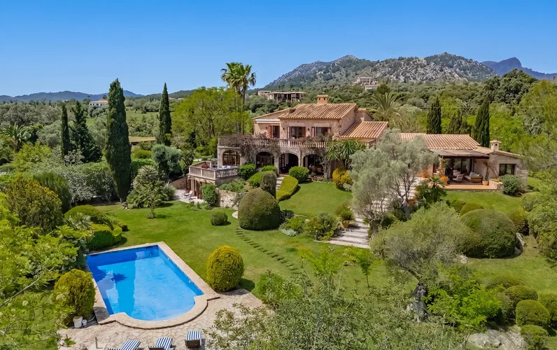 Elegant finca rústica amb casa de convidats privada i jardins paisatgístics a Pollensa