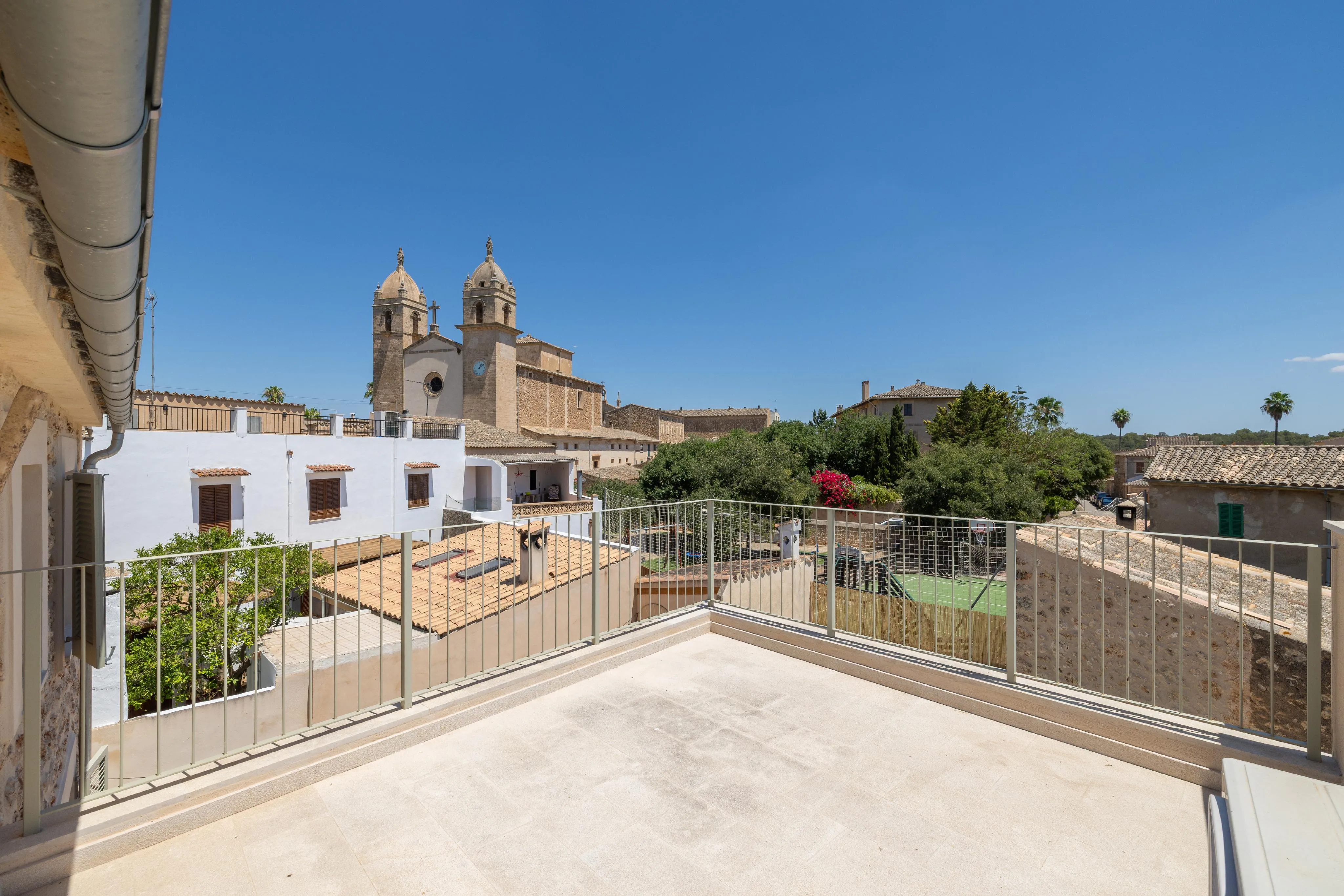 Beautiful renovated townhouse with pool-13