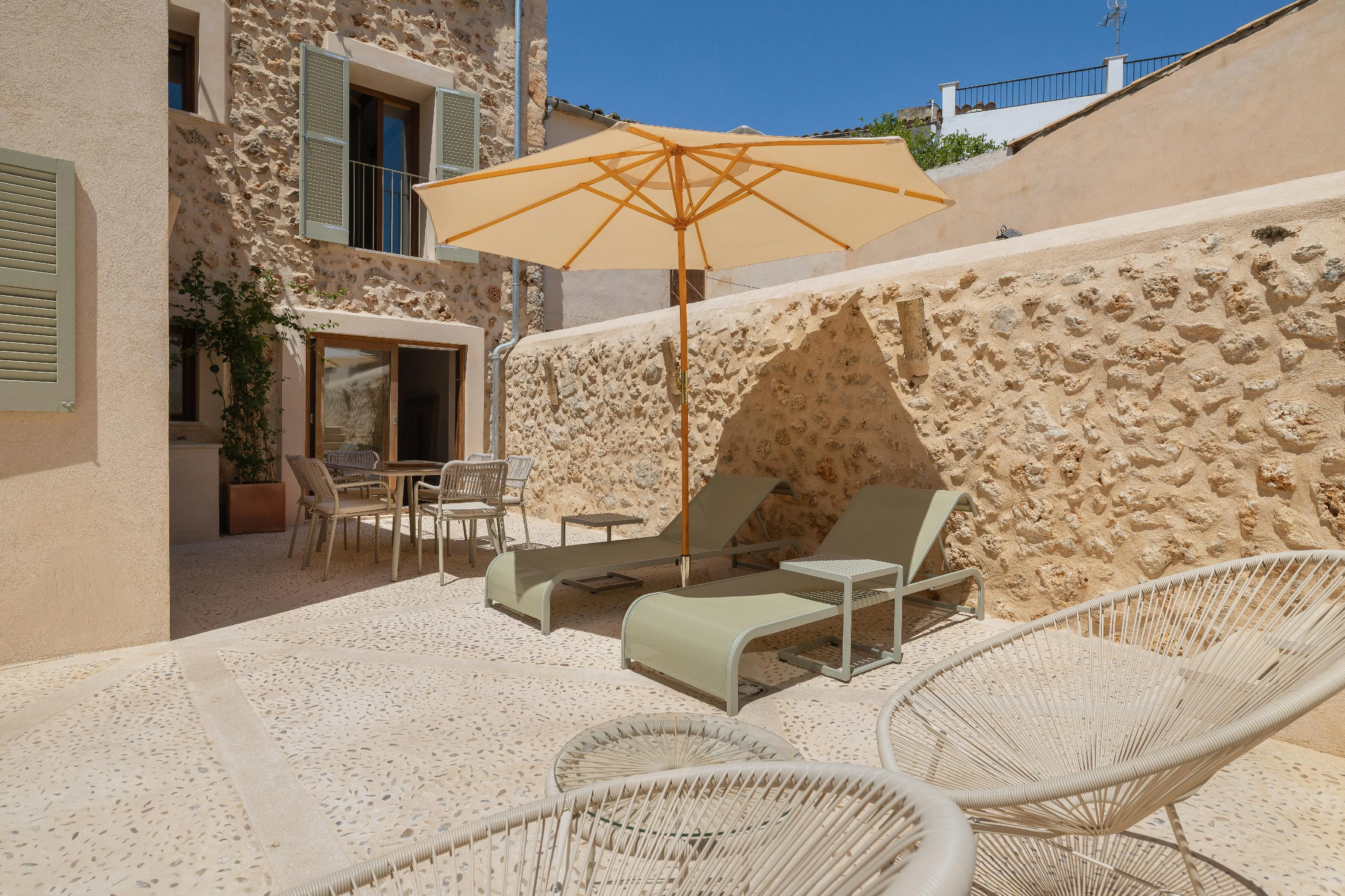 Casa di paese splendidamente ristrutturata con piscina-1