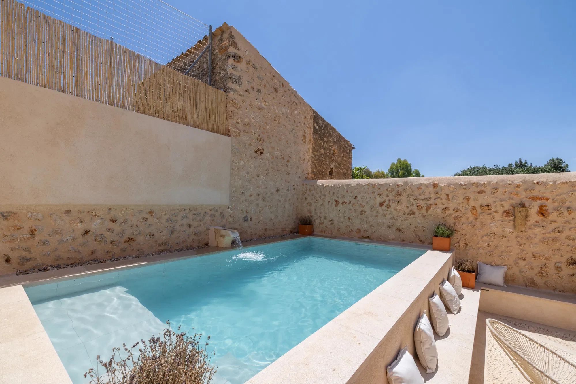 Preciosa casa de pueblo reformada con piscina-3