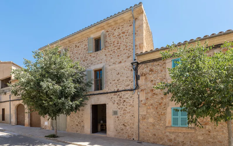 Pięknie odnowiony wiejski dom z basenem