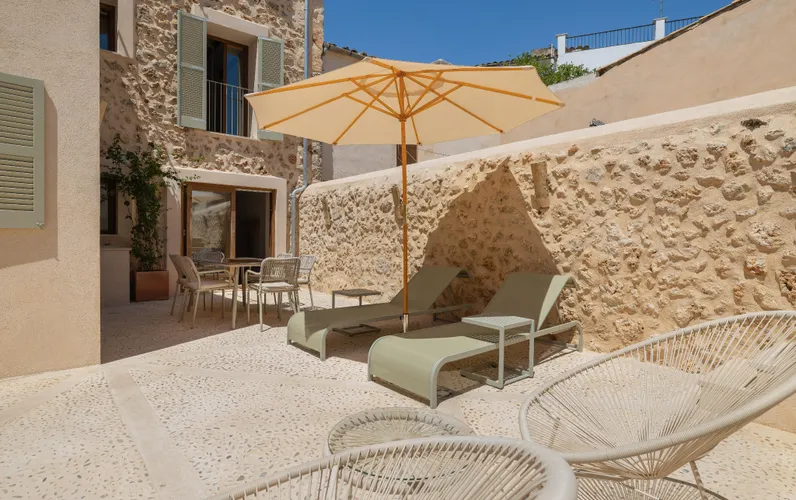 Beautiful renovated townhouse with pool