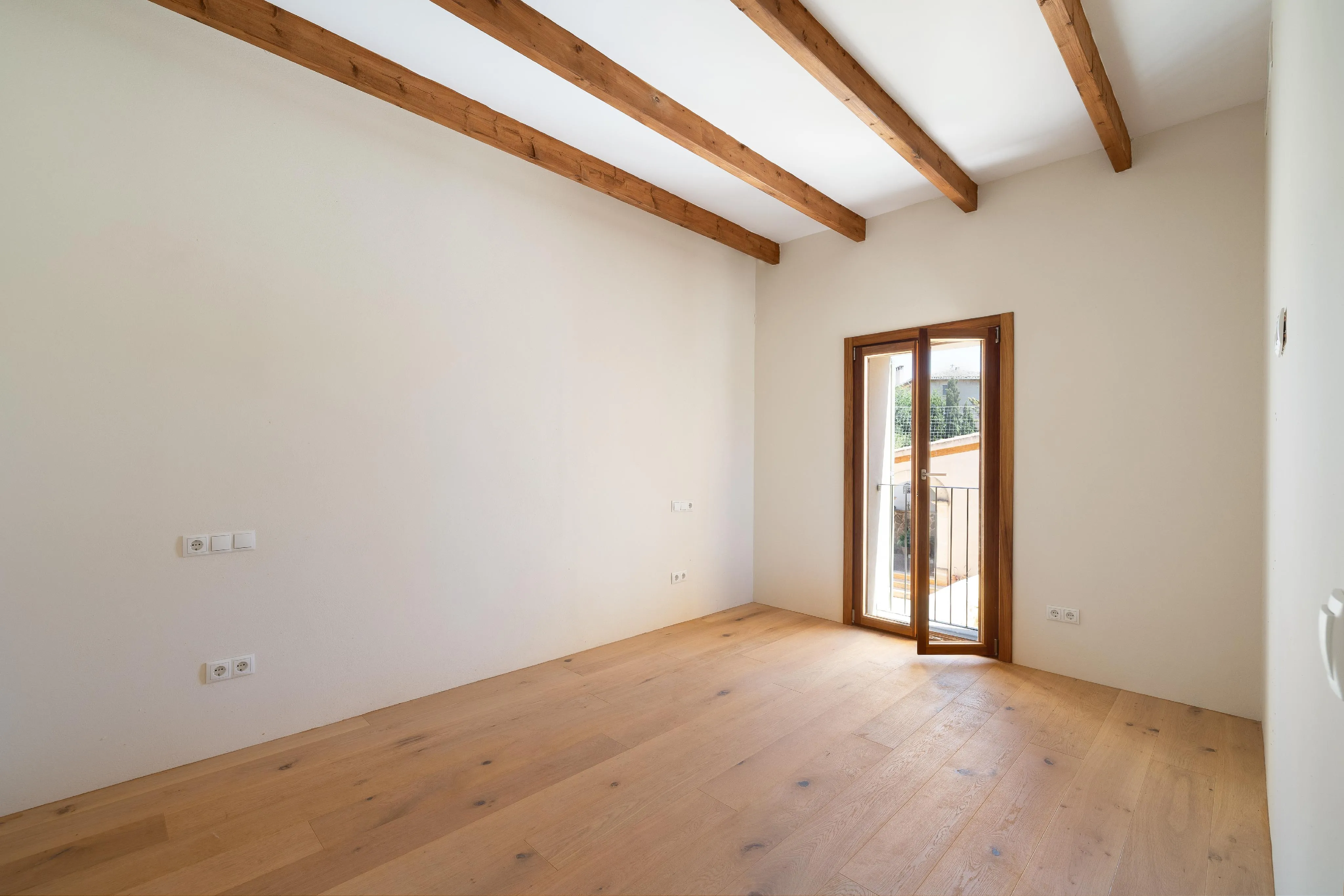 Beautiful renovated townhouse with pool-8