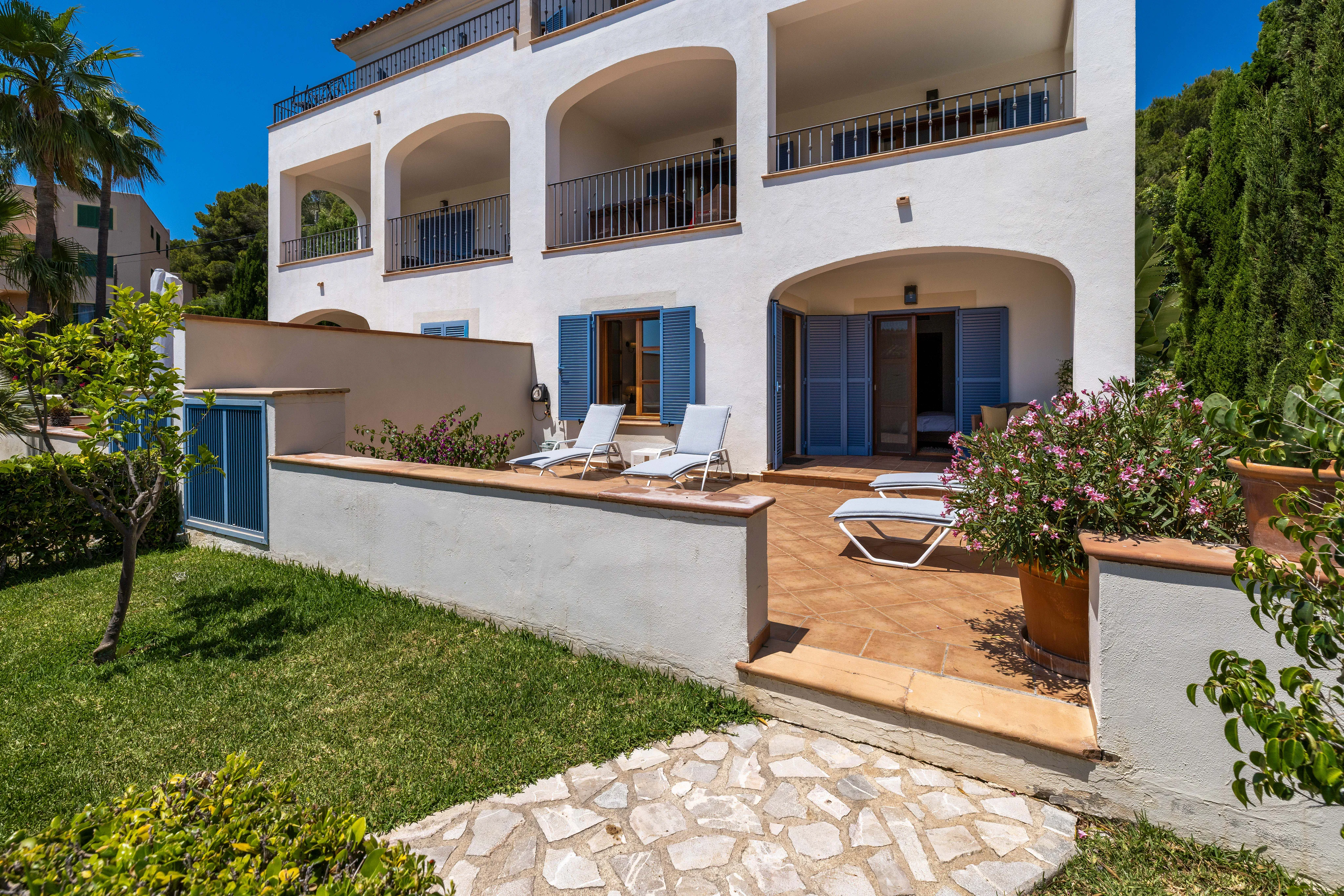 Harbour view apartment within walking distance to the yacht marina-11