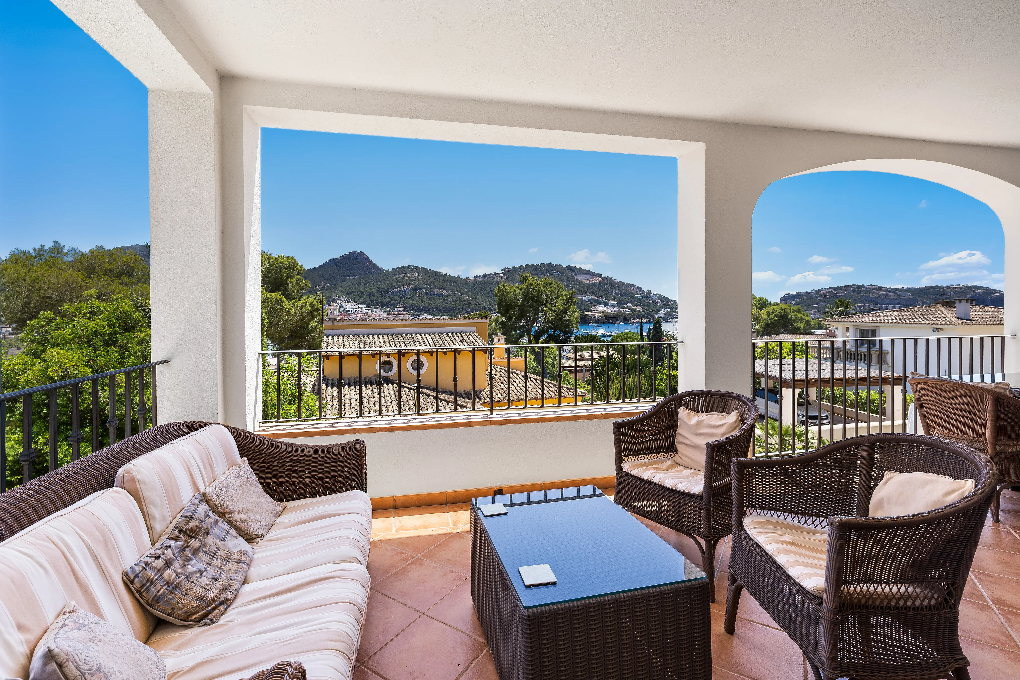 Harbour view apartment within walking distance to the yacht marina-2