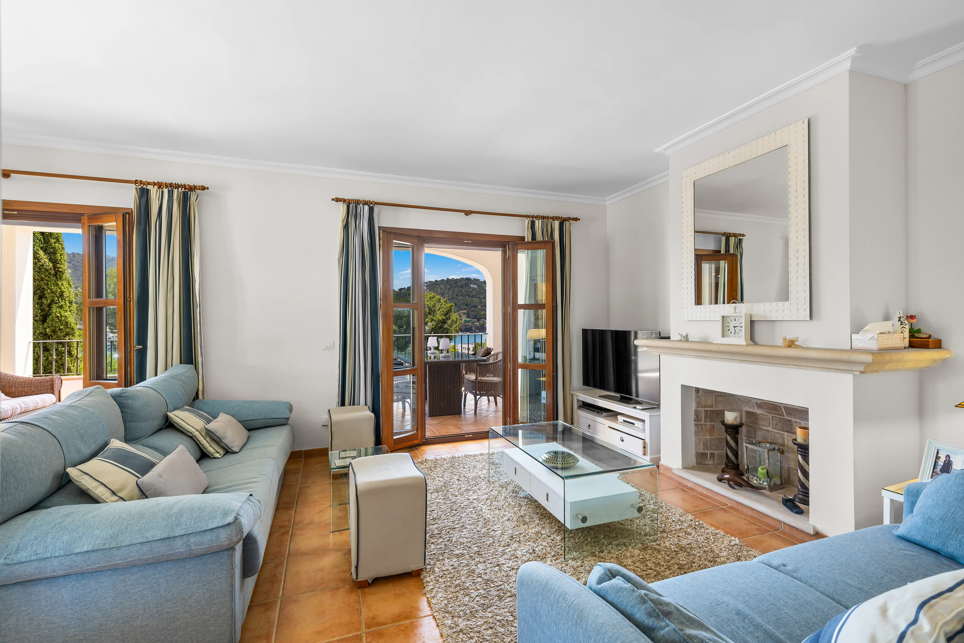 Harbour view apartment within walking distance to the yacht marina-3
