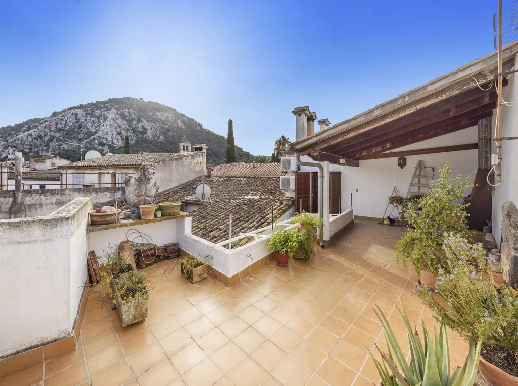 Large townhouse with terrace and patio-4