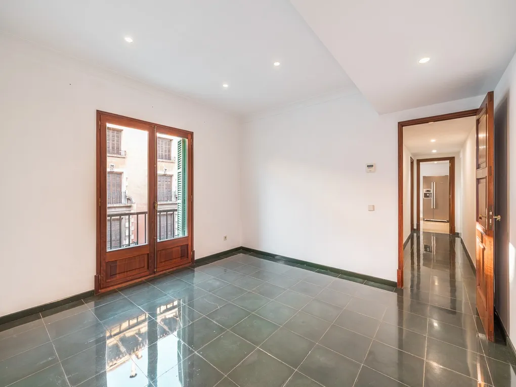 Bright apartment with elevator in the heart of downtown-5