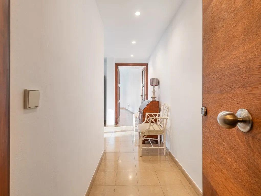 Bright apartment with elevator in the heart of downtown-2