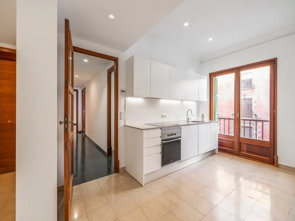 Bright apartment with elevator in the heart of downtown-6