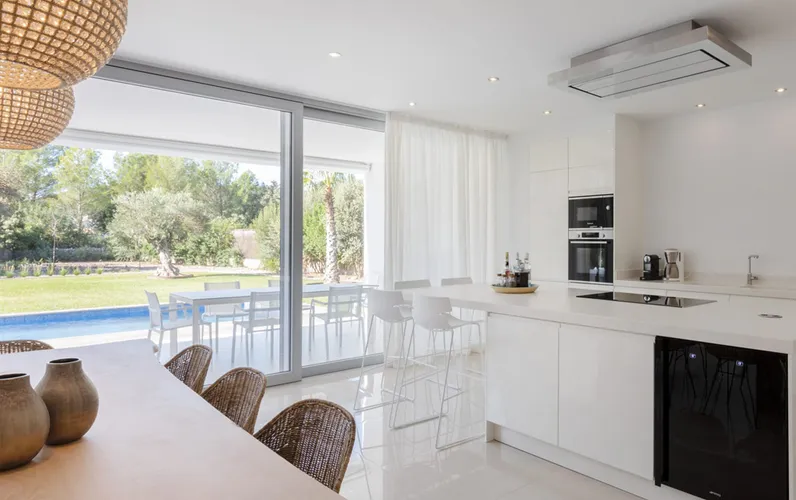 Elegant Vila Moderna d'Estil Lineal. Sa Pobla