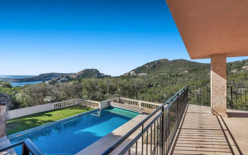 Villa mit Hafenblick und genehmigtem Neubauprojekt