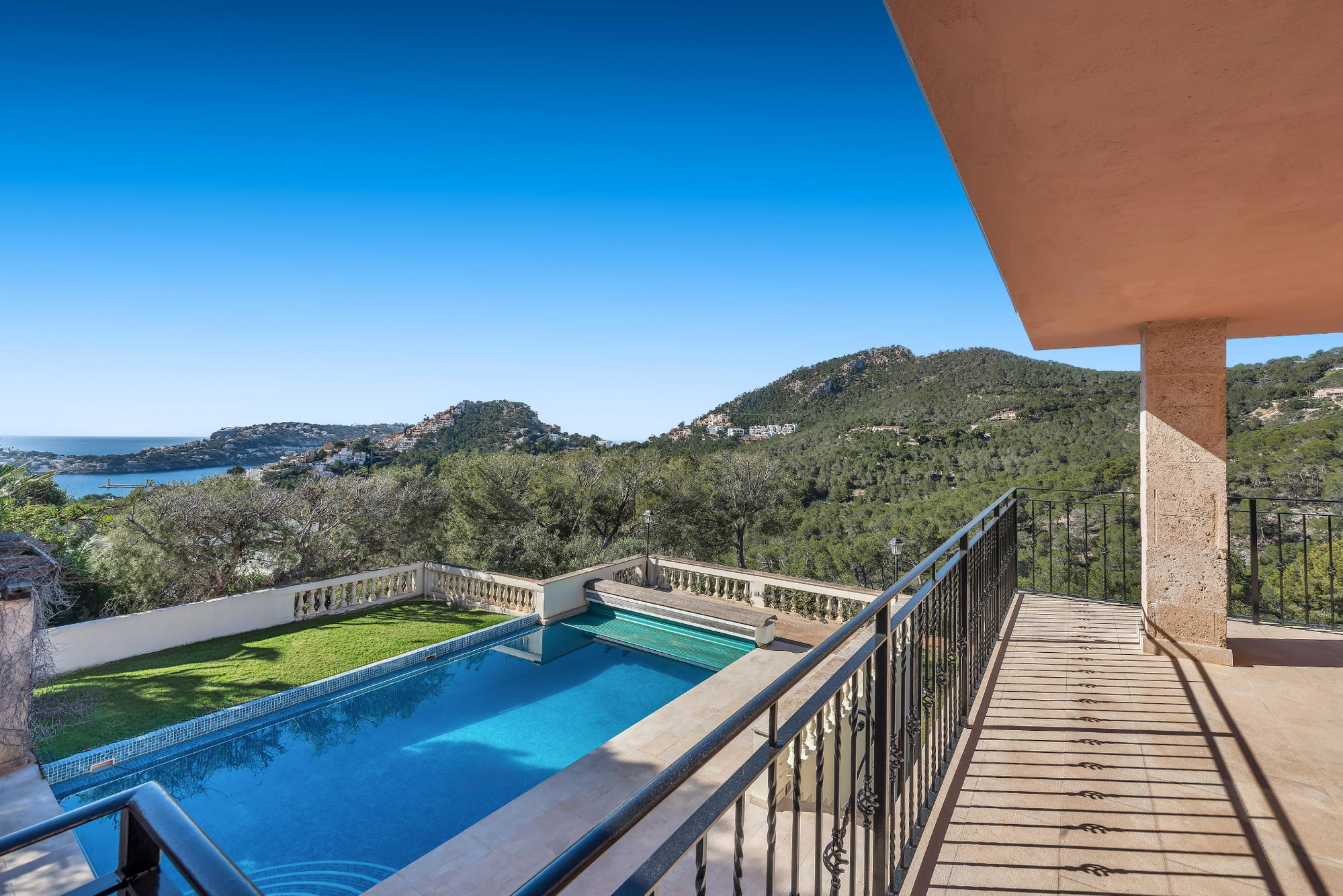 Villa con vista sul porto e progetto approvato di nuova costruzione