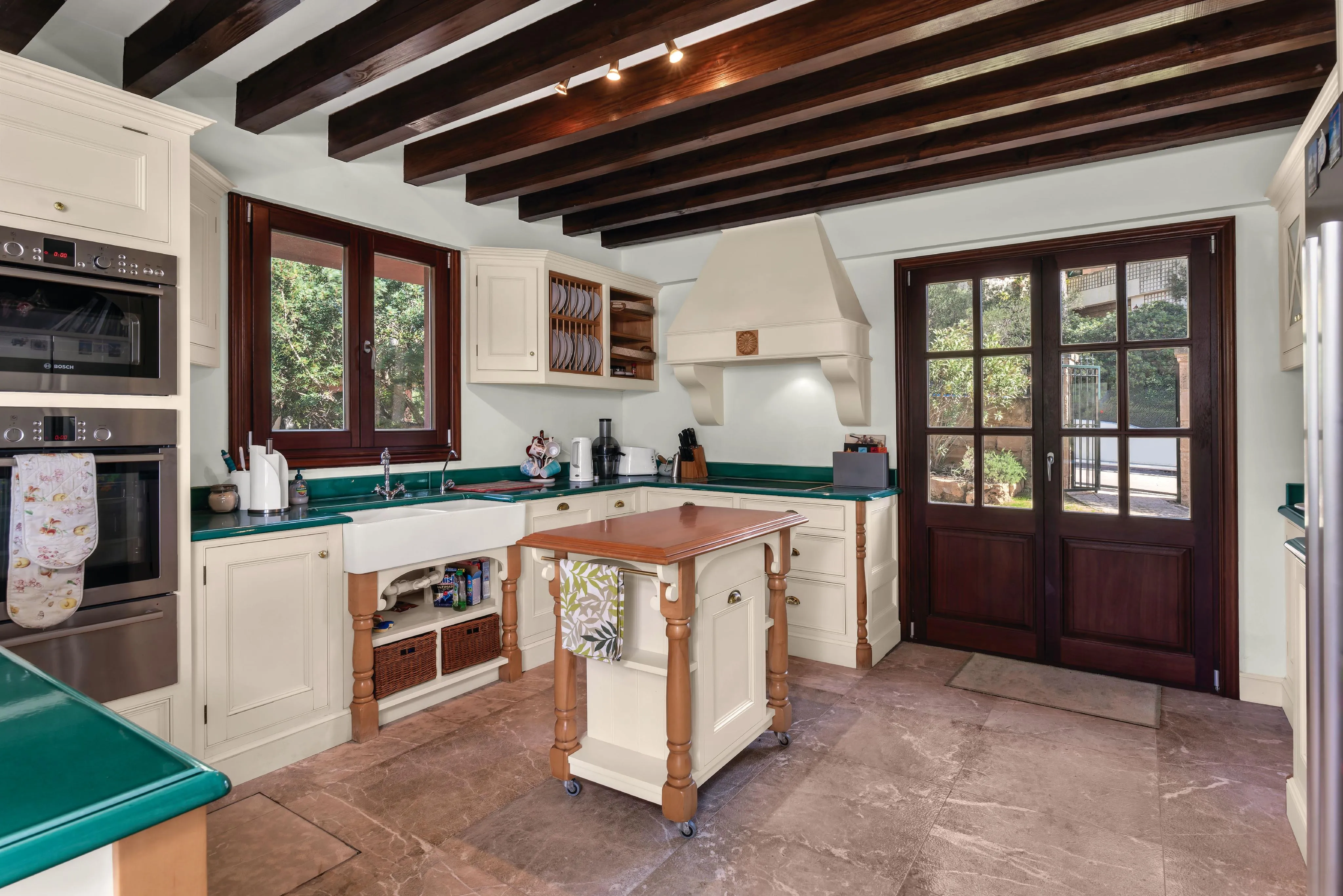 Villa med utsikt över hamnen och godkänt nybyggnadsprojekt-15