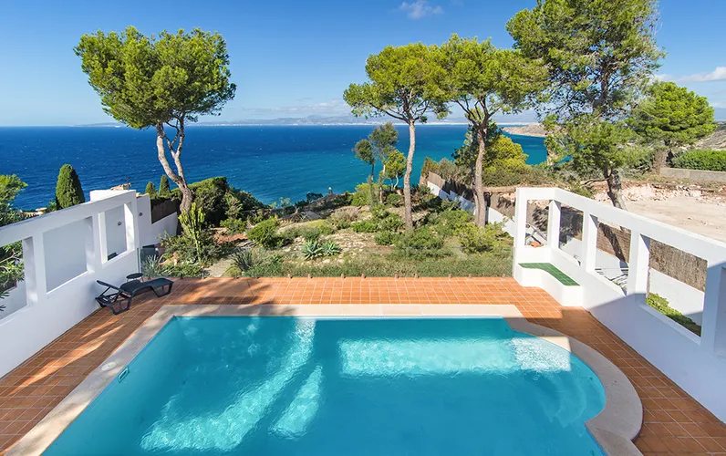 Indrukwekkende villa aan zee in Bahia Azul