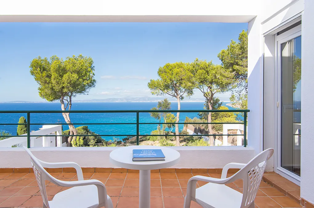 Impressive villa on the seafront-15