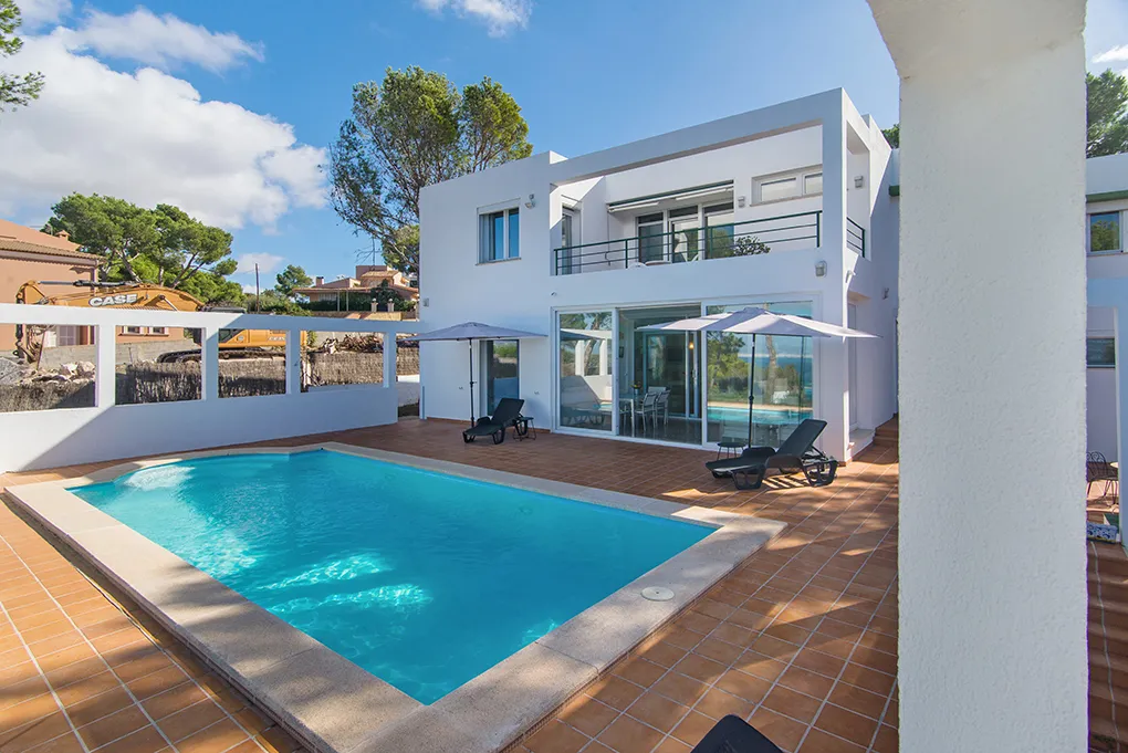 Impressive villa on the seafront-2