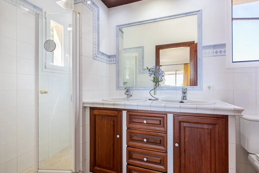 Casa de campo con establos y vistas al mar-8