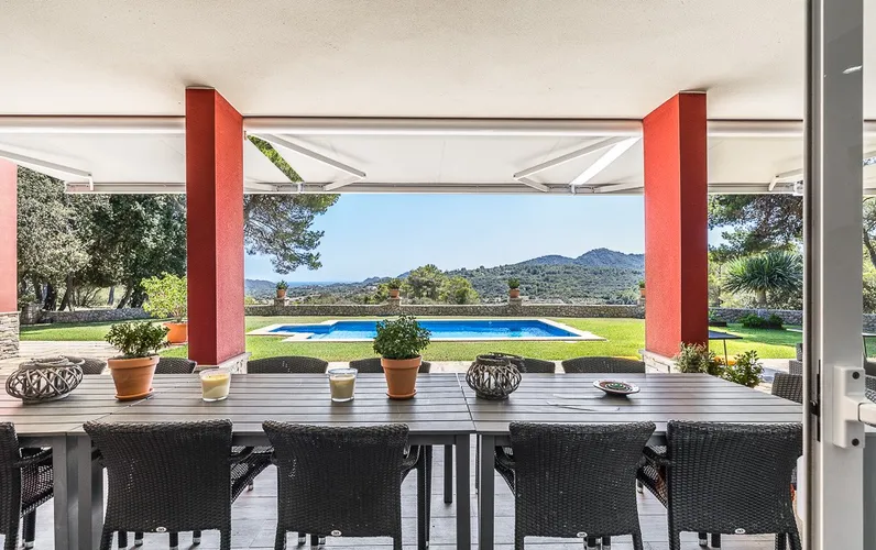 Casa de campo con establos y vistas al mar