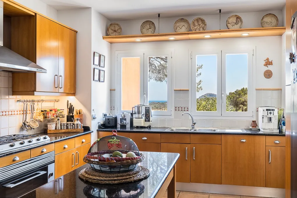 Casa de campo con establos y vistas al mar-6