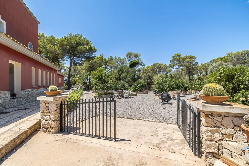 Casa de campo con establos y vistas al mar-16