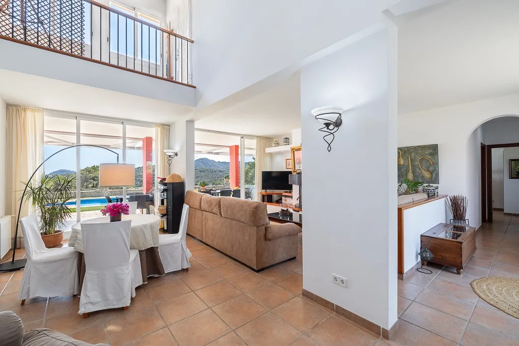 Casa de campo con establos y vistas al mar-5