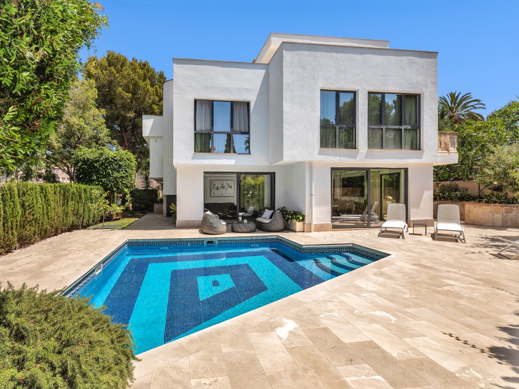 Beautiful villa close to restaurants and schools in Portals Nous
